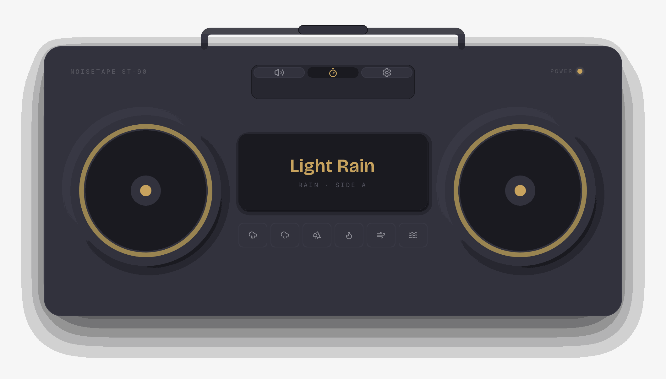 NoiseTape ST-90 — boombox retro gelap dengan dua speaker, jendela kaset yang menampilkan Hujan ringan, dan tombol mekanis volume, timer, serta pengaturan