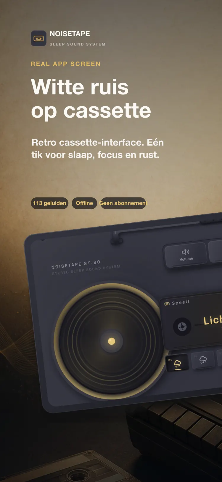 NoiseTape-speler op iPhone — een retro cassettedeck dat Light Rain afspeelt, met mechanische toetsen voor volume, timer en instellingen